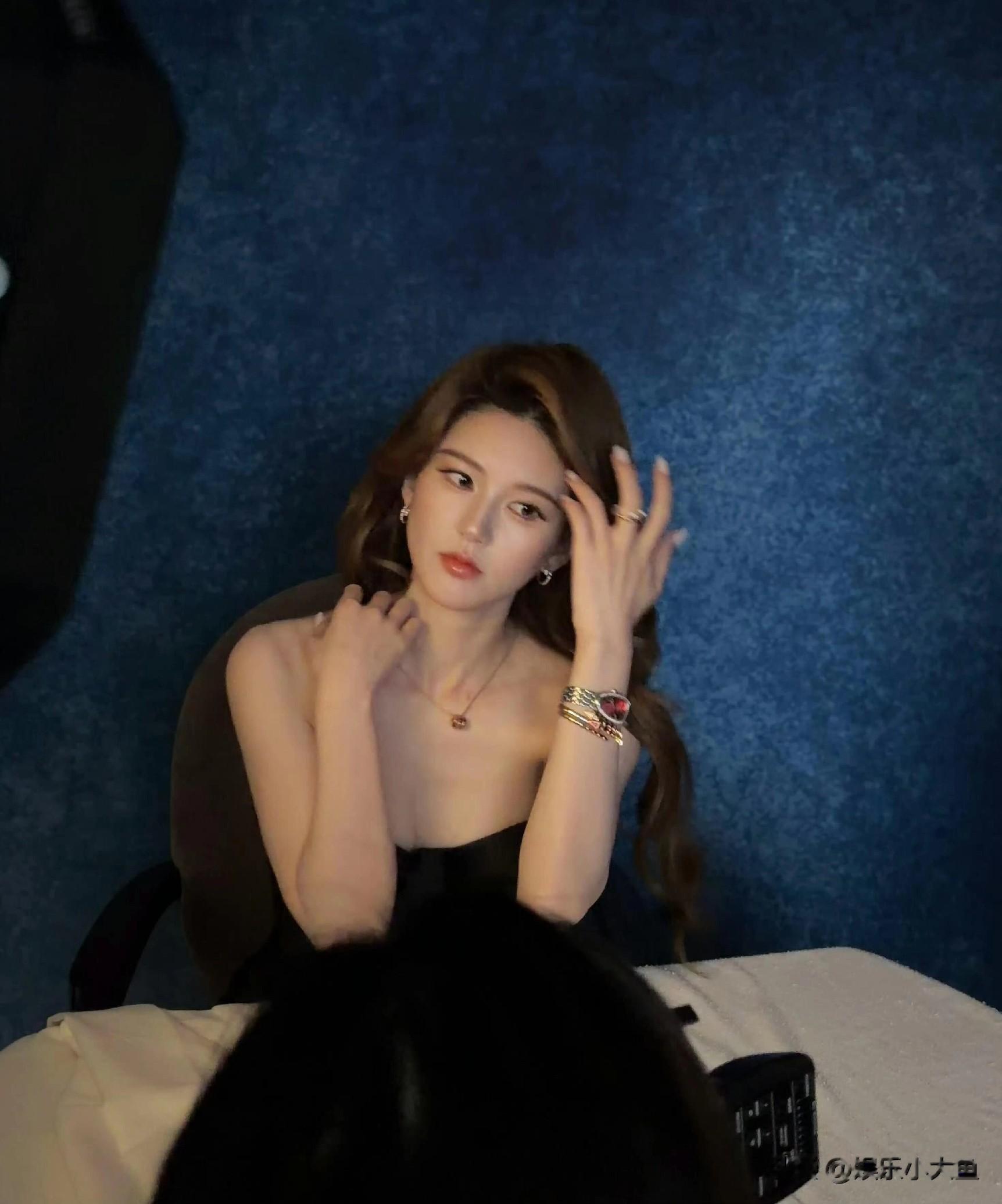 赵露思出席宝格丽活动，一袭抹胸黑裙勾勒曼妙曲线，越来越美了