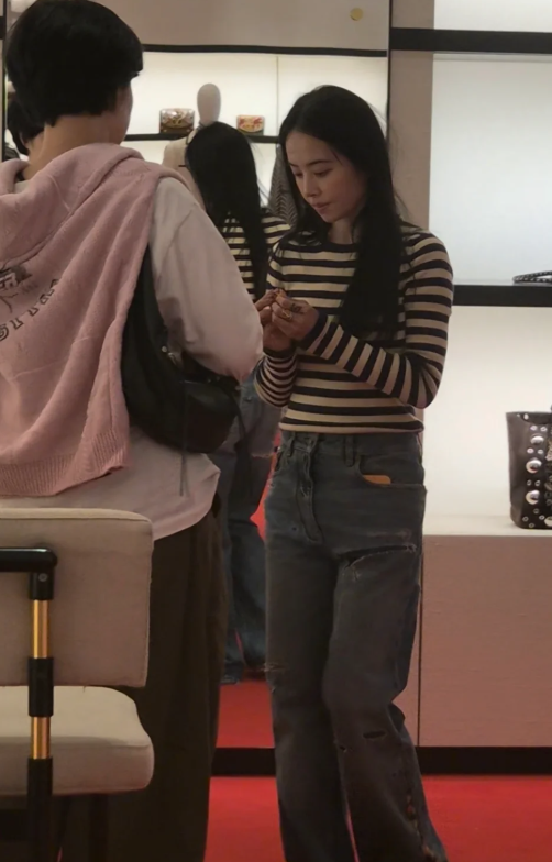 巴黎这一夜，蔡依林逆生长美绝了，周也扛住镜头，却被周迅惊艳！