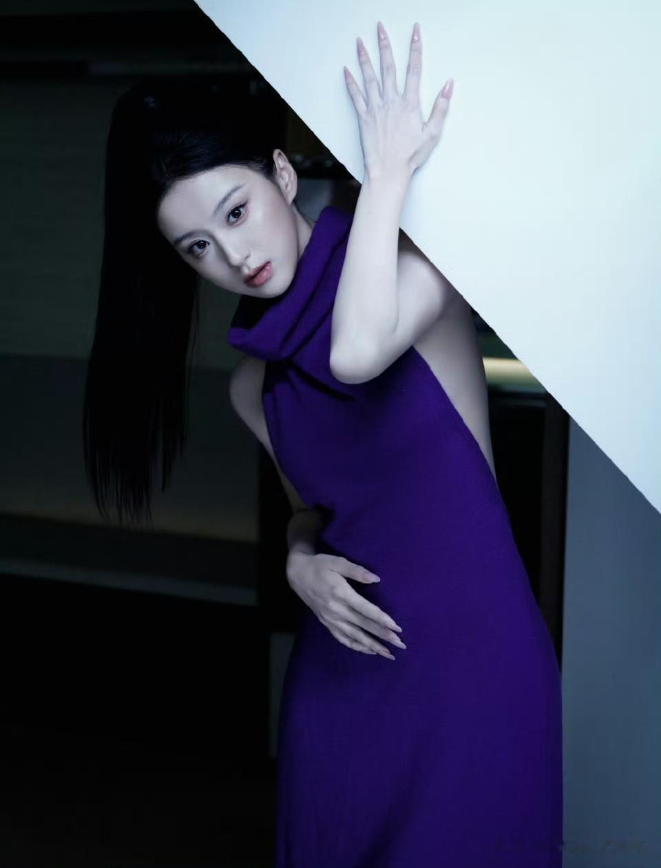 包上恩，高马尾紫色露背裙穿搭，又甜美又优雅。