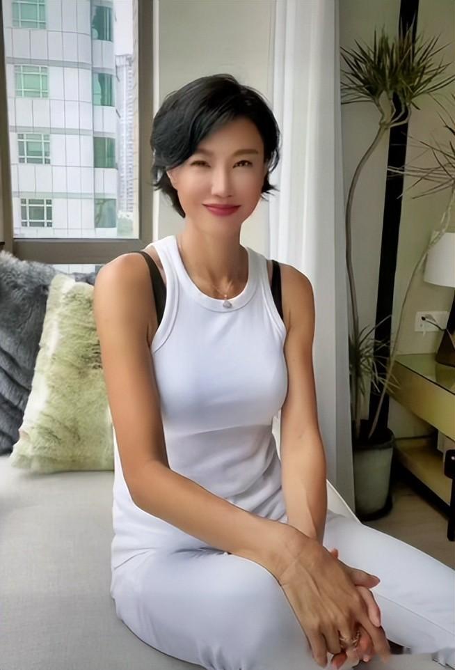 57岁女主持定居上海6年！离婚后与歌手前男友复合，4个孩子已离巢