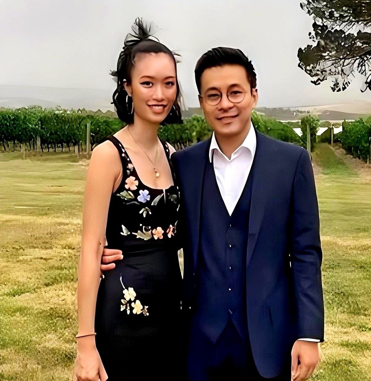 霍启山罕见和继父罗康瑞同框，两人热聊不停！一旁朱玲玲笑开花！
