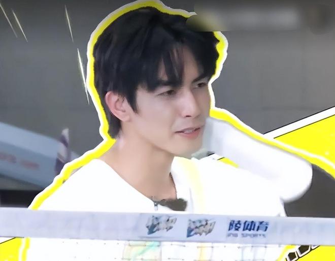 宋威龙MOVA活动生图，宽肩窄腰长腿身材绝