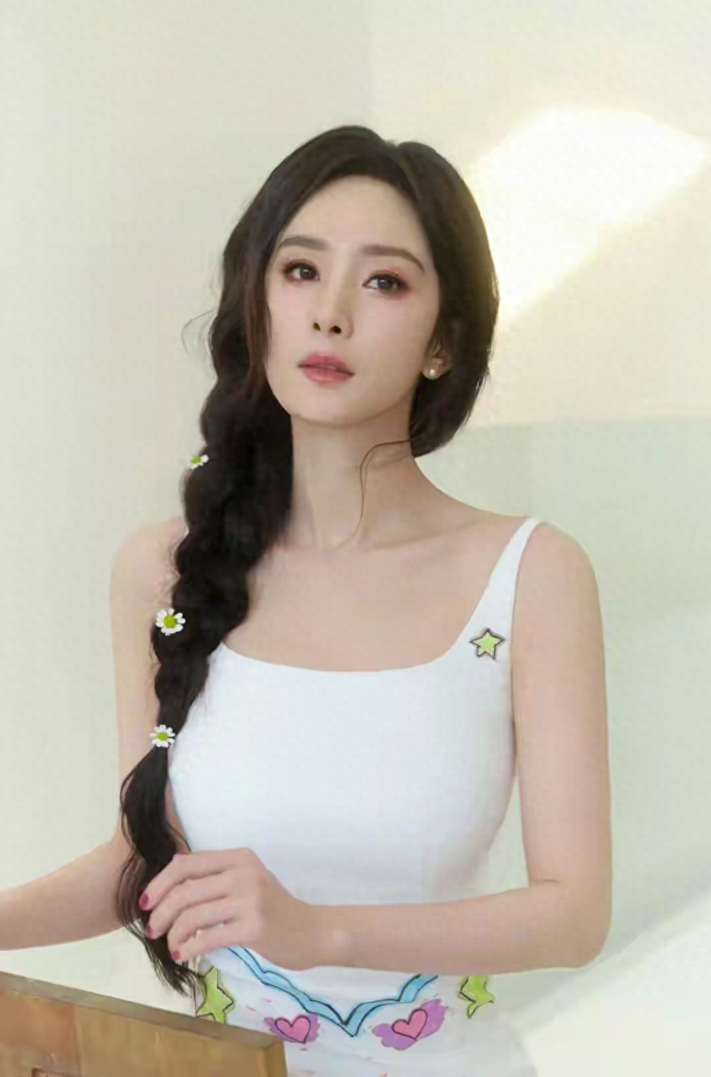 穿白色吊带裙的杨幂