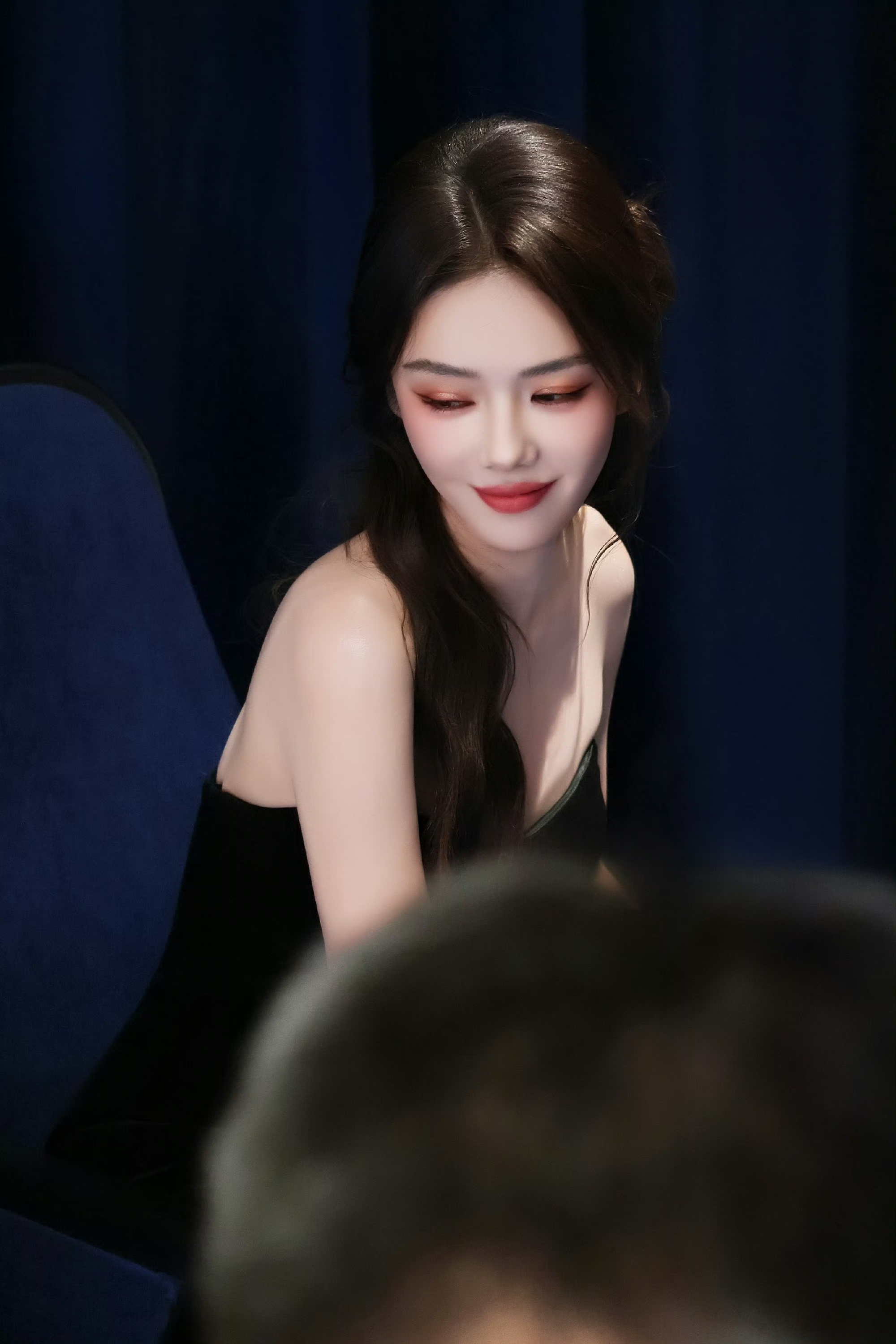 蔡文静 黑裙裹身，一眼勾魂。不动声色，便摄人心魄。 ???