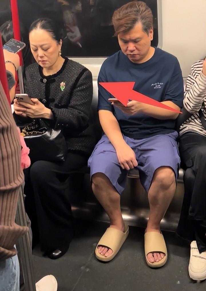 网友偶遇章小蕙坐地铁，想不到这么有钱还如此低调，让人刮目相看