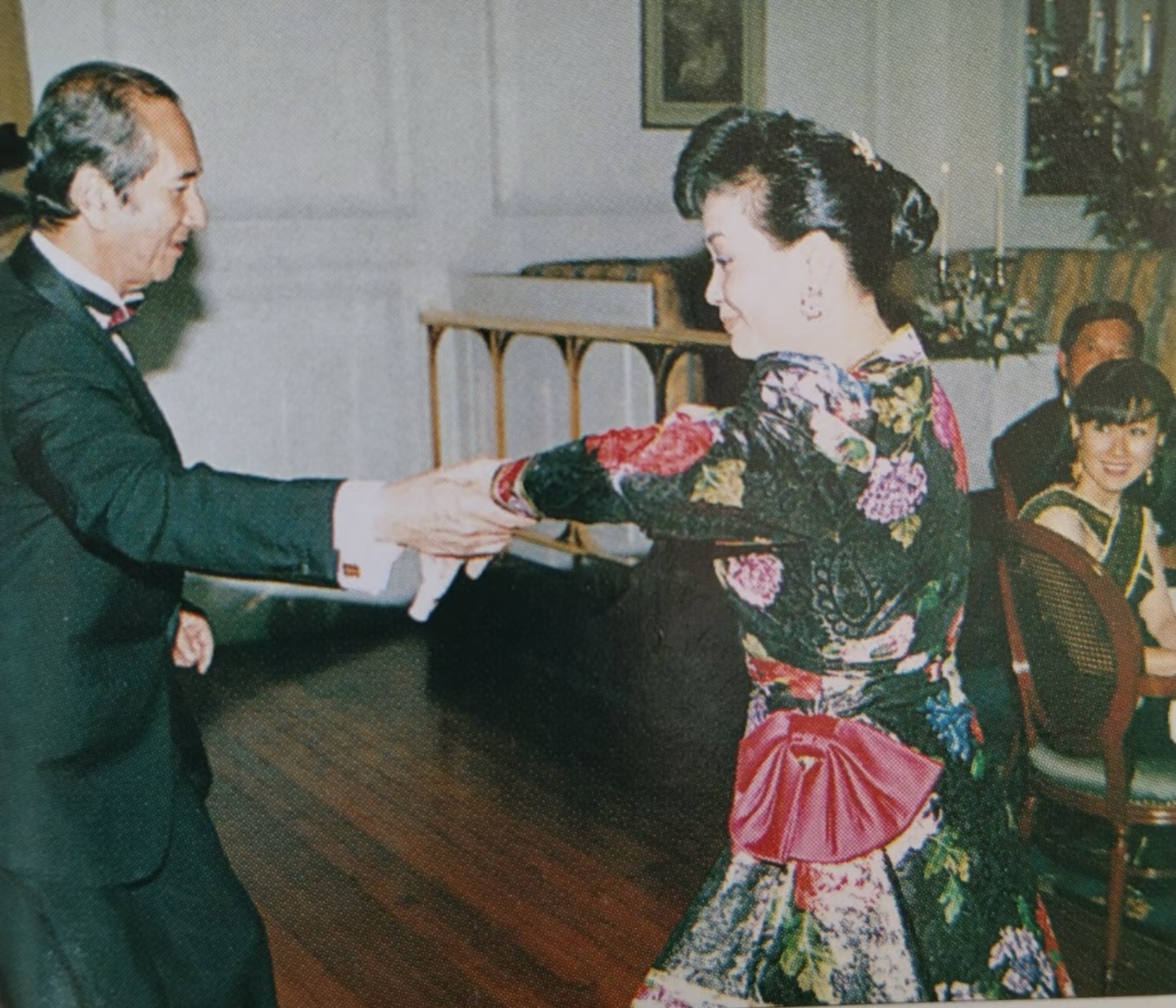 何鸿燊二房三代同堂照曝光，幼年何超琼像何超莲，与爷爷坐在一起