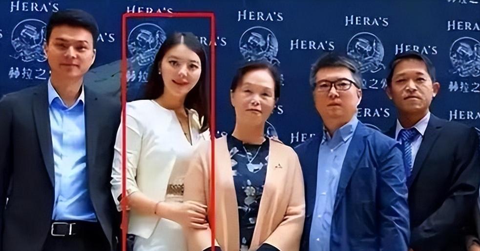 原配去世1年多，她嫁大25岁富豪，继子比她大1岁，如今是顶级富豪