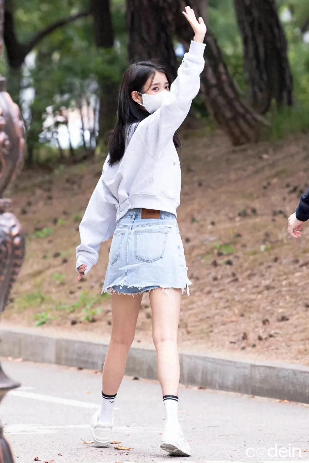 iu李知恩腿真白嫩干净
