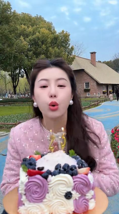 曝网红“猴哥”新恋情！与女伴当街暧昧，女方颜值碾压前妻