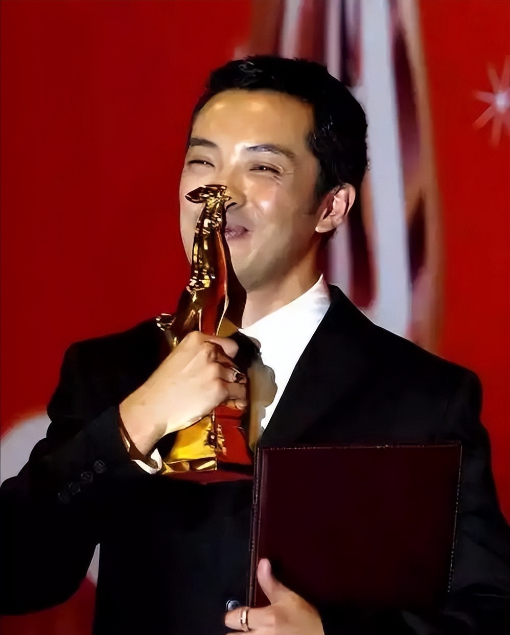 她是两百年难遇的美人,靠美貌“征服”无数男人,如今49岁仍未婚