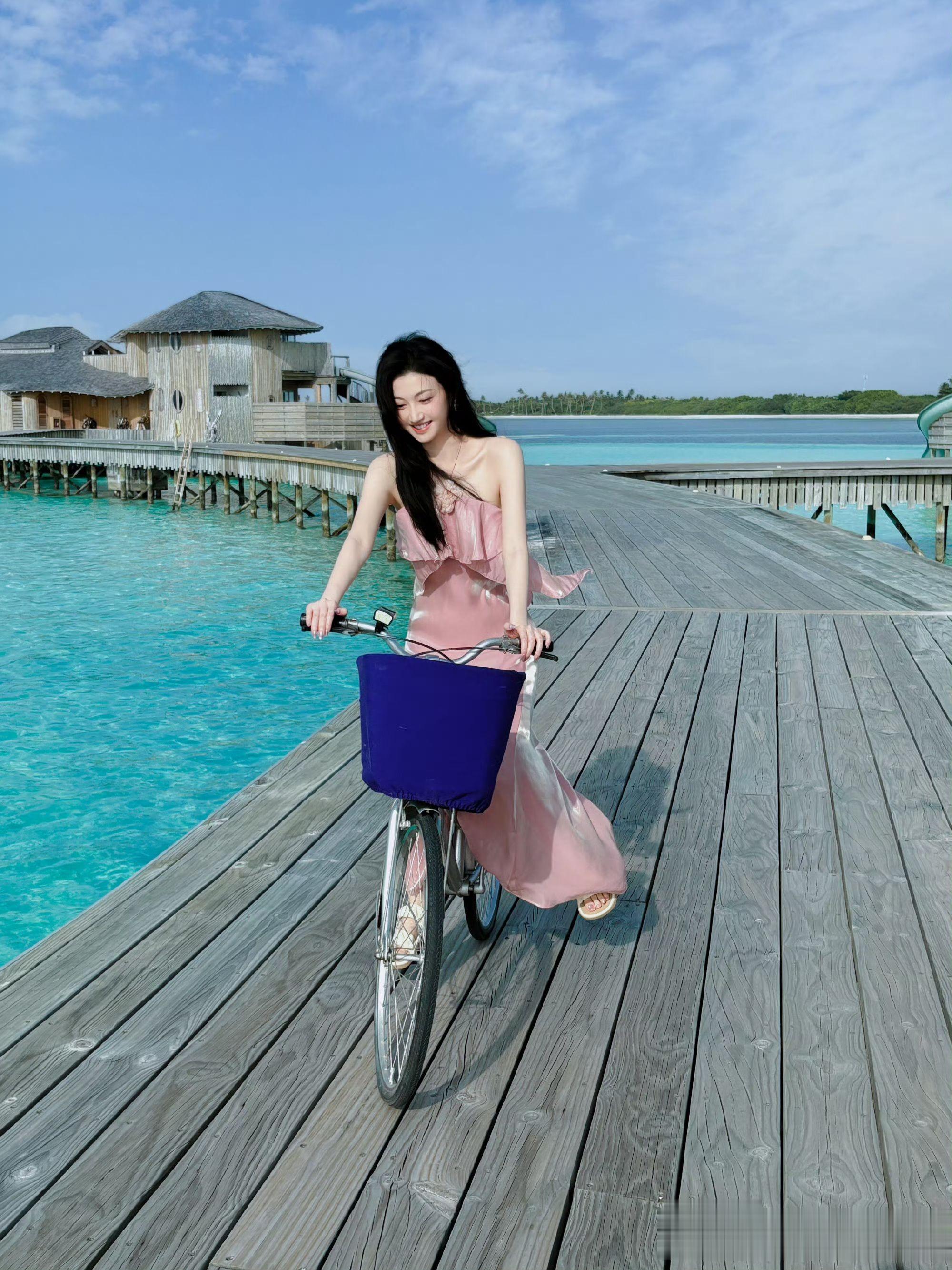 女星景甜海边写真，阳光正好，美人如画！