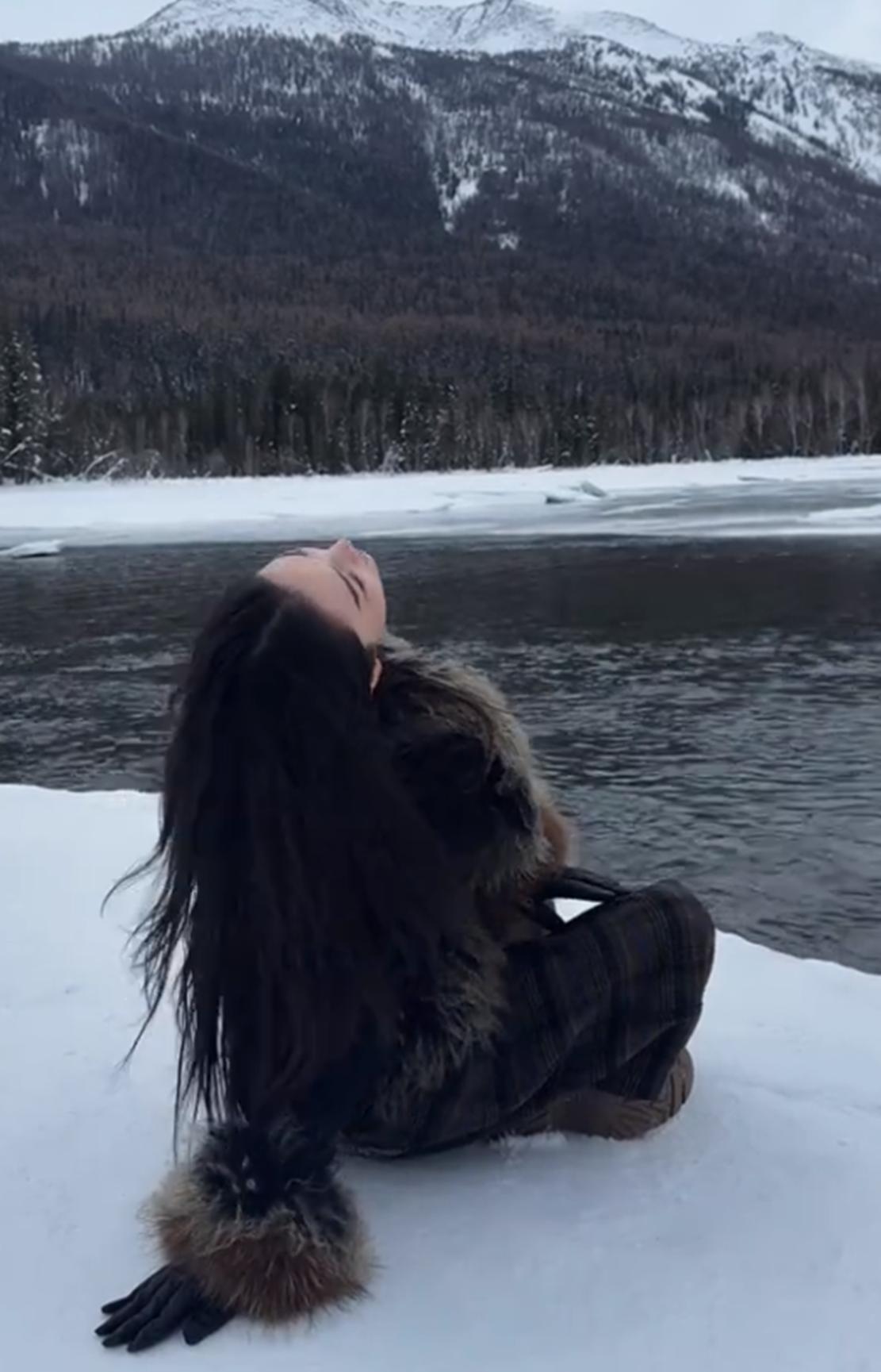 张馨予新疆度假，何捷为爱妻拍照沦陷在她美貌中，直夸老婆五官好