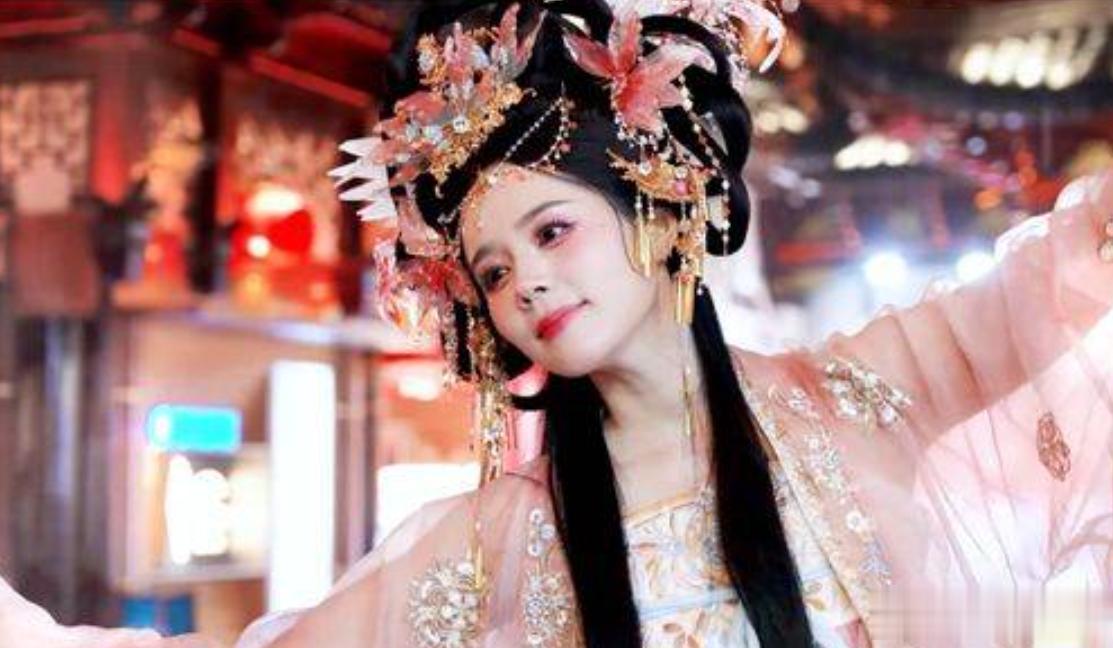 韩国女星来中国旅游，体验中式汉服妆造，化完妆整个人都被惊艳了