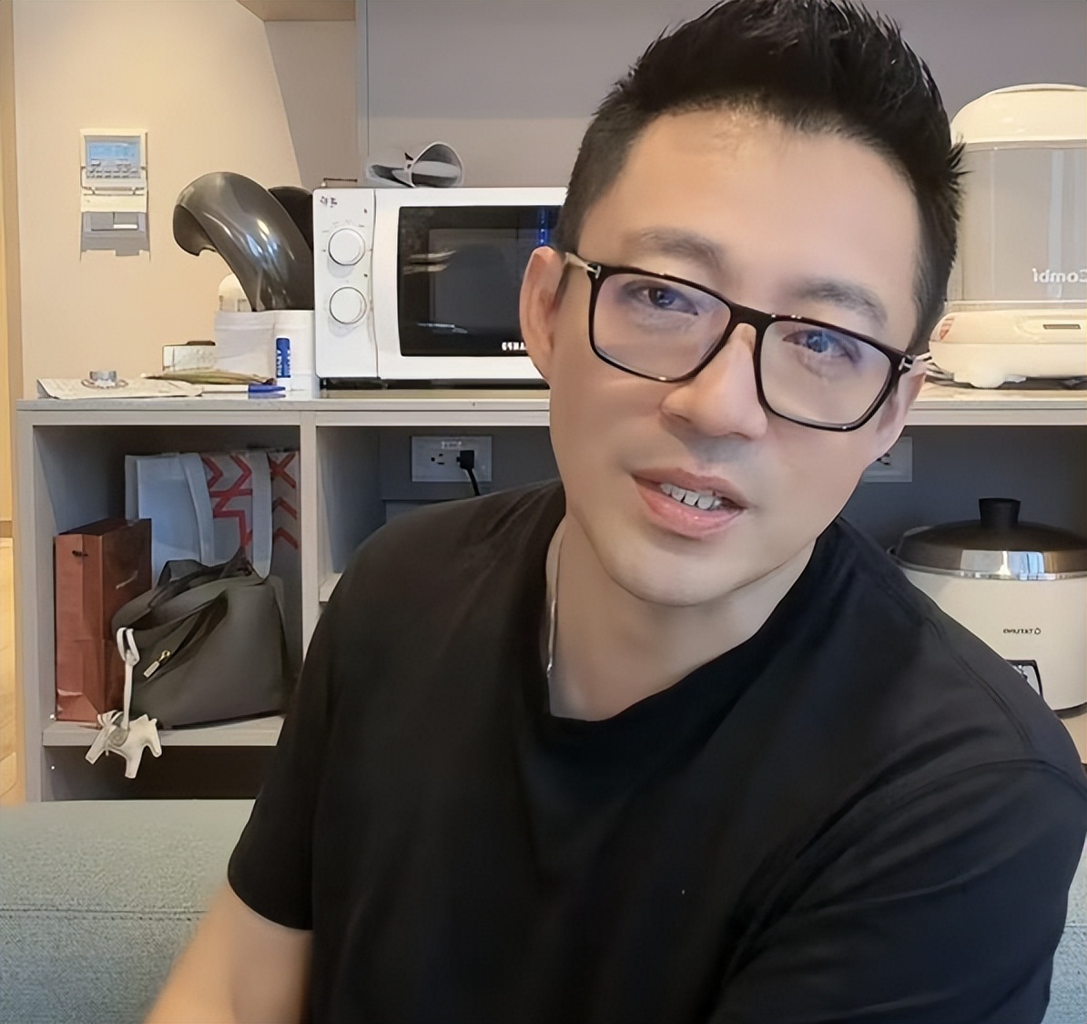 汪小菲不忍了!直播透露不买房原因,孩子不随母姓,马筱梅表态