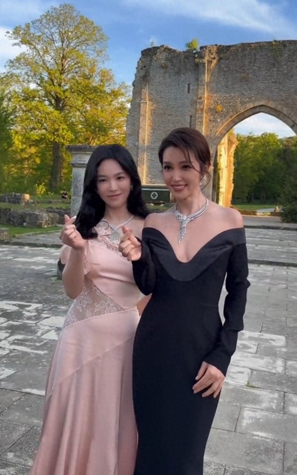 李冰冰宋慧乔巴黎活动同框，比心合影，见面拥抱热聊，气氛融洽