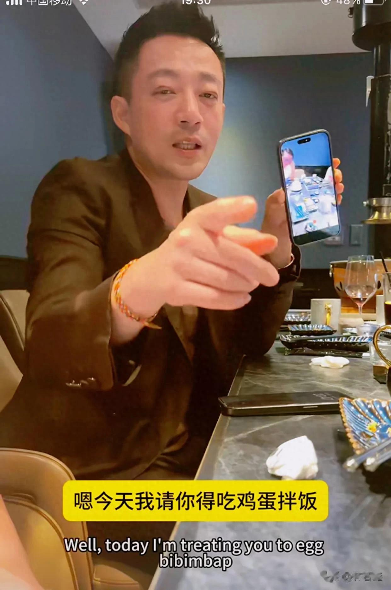 汪小菲马筱梅与好友聚会，马筱梅很瘦，笑起来很美，网友：像杨颖