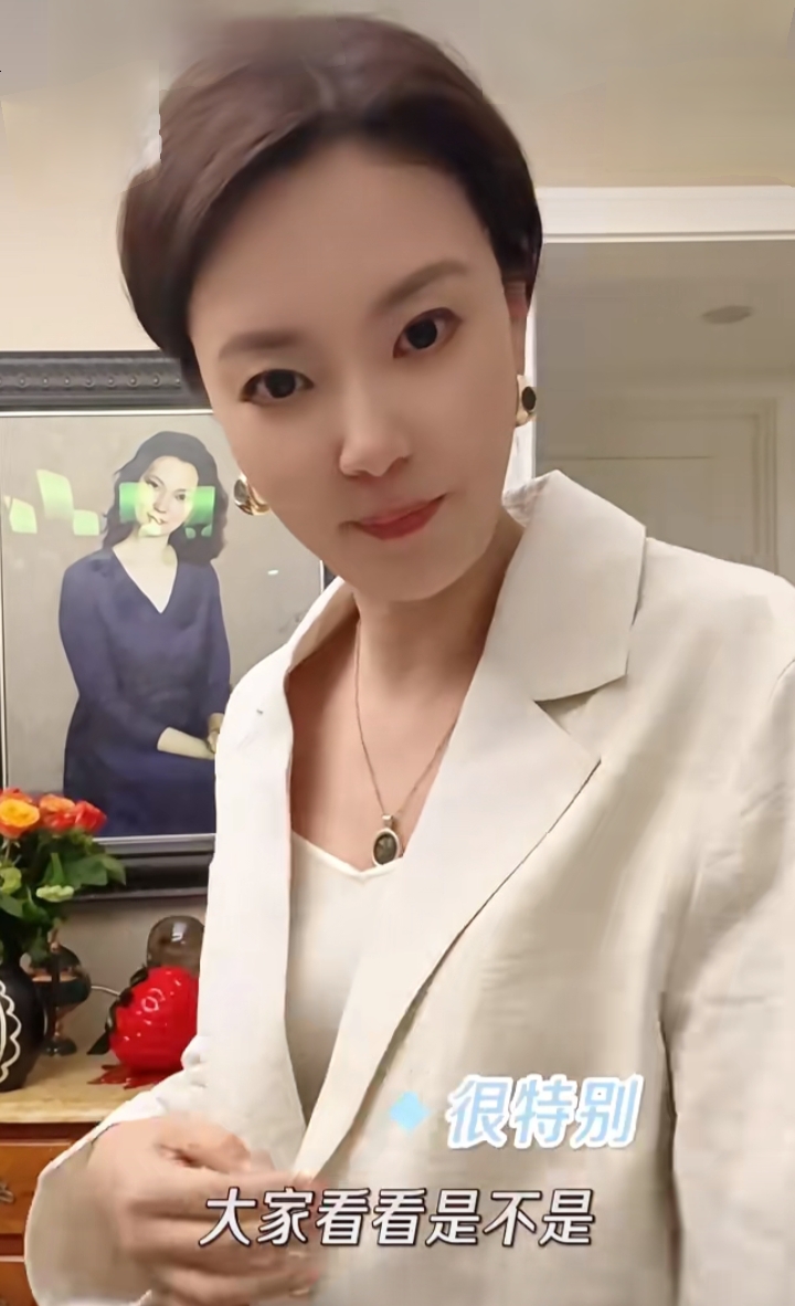 刘芳菲分享，一袭白西装，气质温婉知性，美貌与穿搭尽显高级感