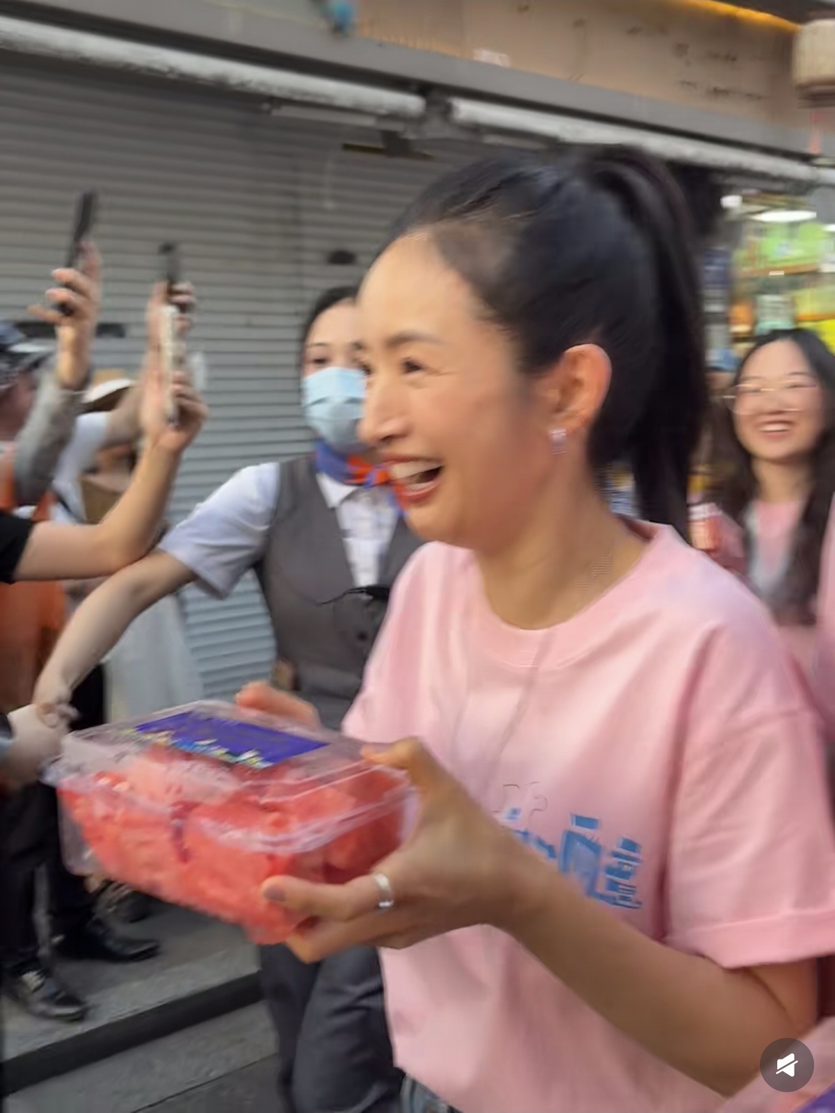 林依晨西湖边发西瓜，本人好美眼睛好亮，皮肤很自然没有科技感！