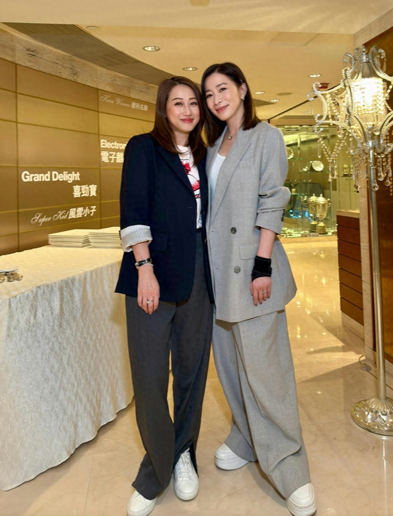 45岁TVB绿叶携夫出席寿宴，前男友也在场，三人大方合照笑容灿烂