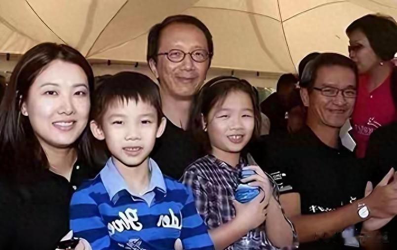 伏明霞带女儿逛街，梁锦松拄杖随行，街拍曝光，日常却鲜为人知。