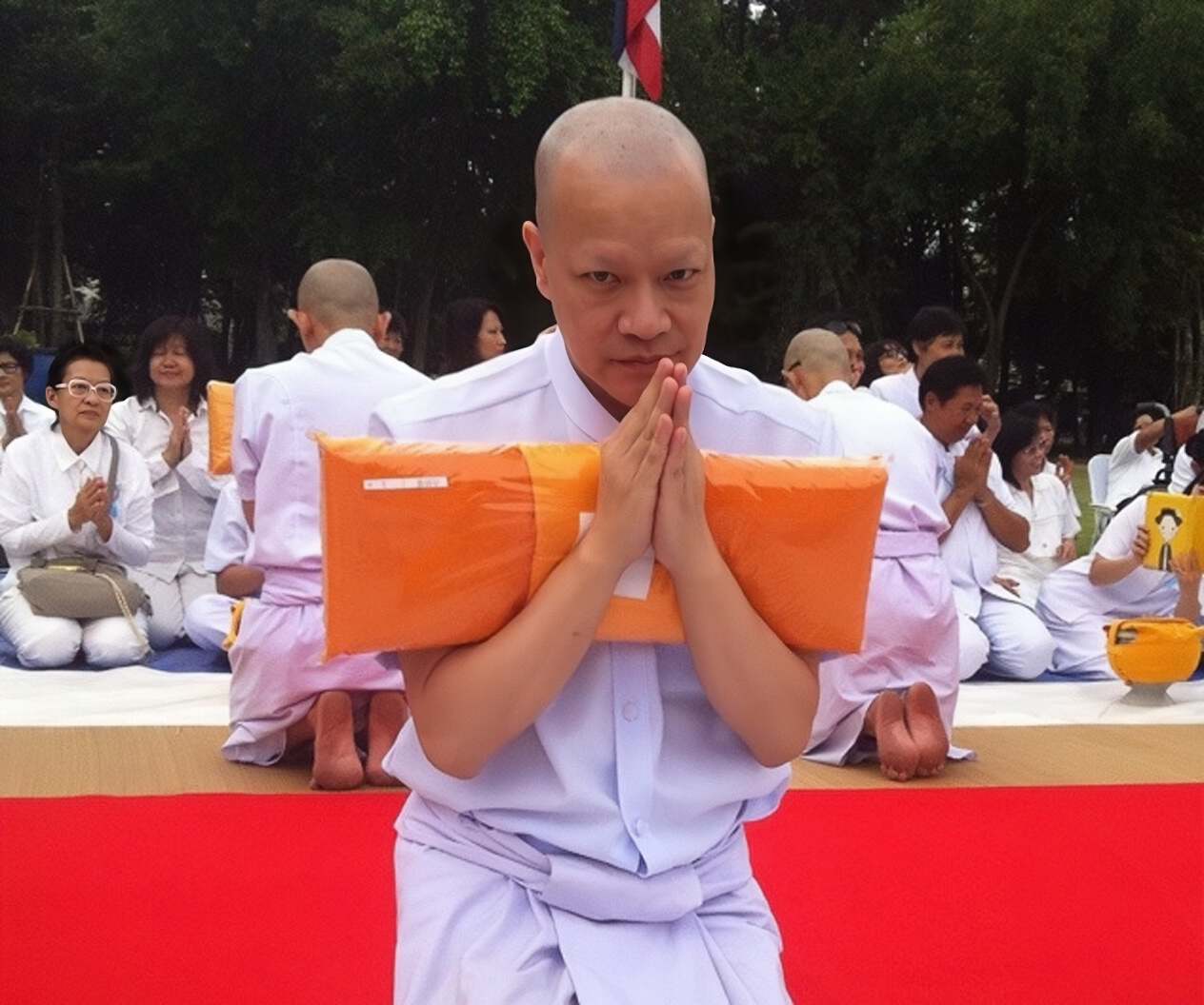知名港星成心灵治疗师，到泰国剃度出家，两度确诊癌症割舌保命