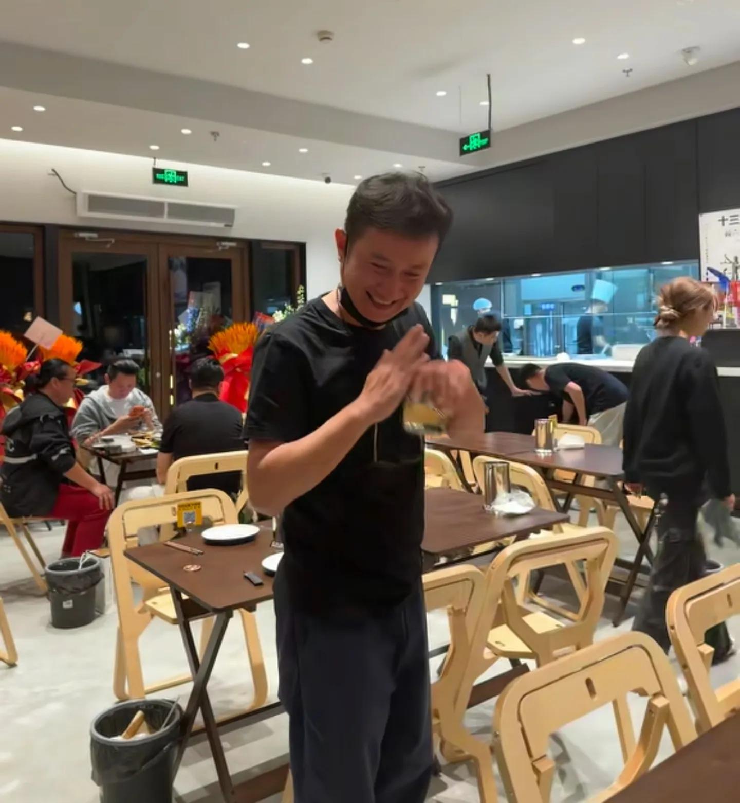 放弃娱乐圈！41岁文章转型开饭店，无名指戒指抢镜，疑已低调再婚