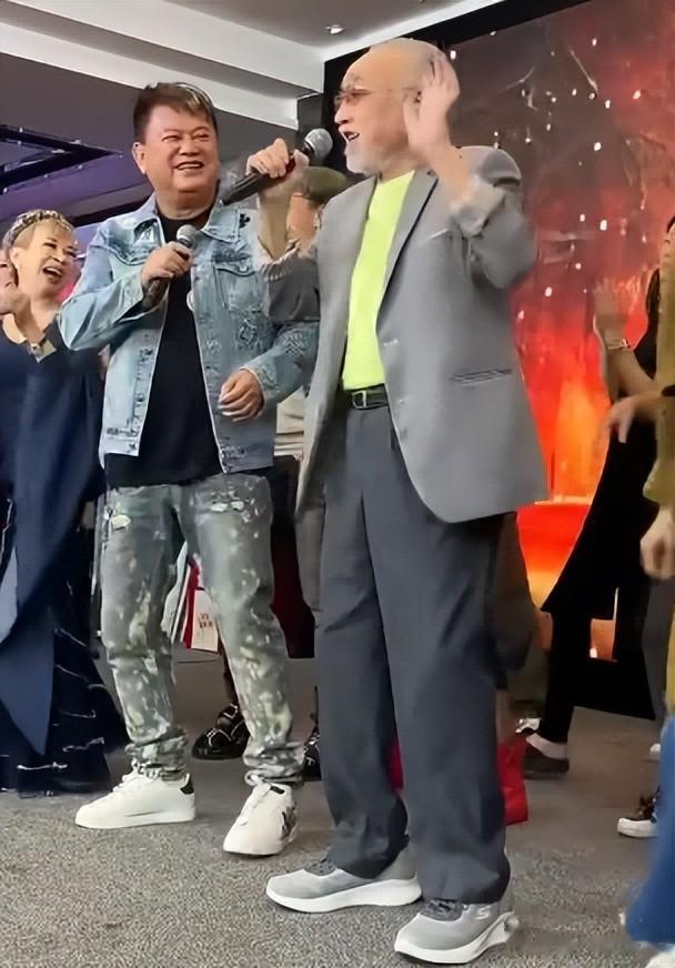 83岁卢海鹏开演唱会，上台颤颤巍巍要人扶，和小8岁陈百祥像父子