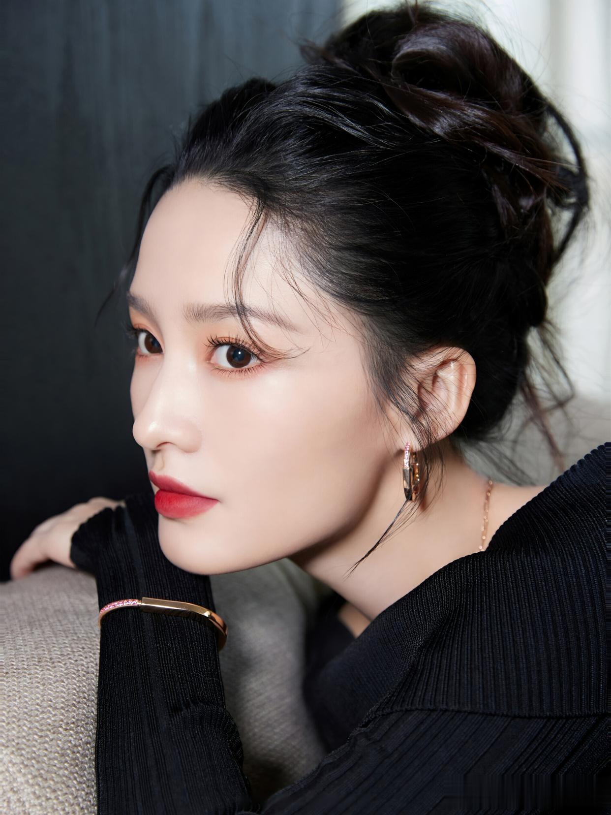 李沁红唇黑裙写真！冷调氛围下的优雅张力