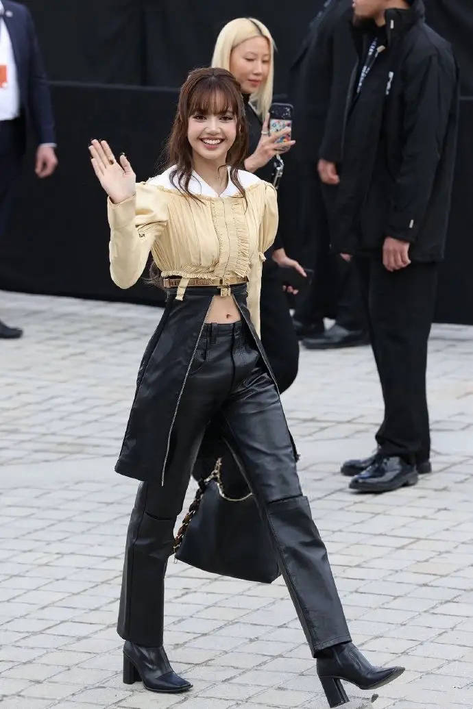 巴黎这一夜,李龙馥像贵族王子、刘亦菲穿土衣服、周冬雨像个男人