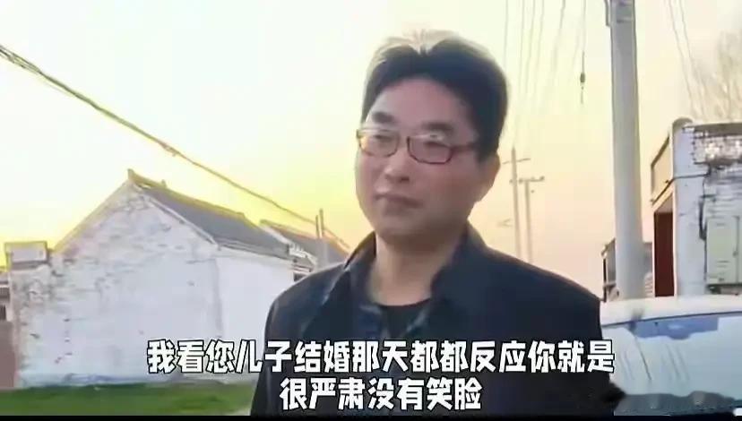 大衣哥女婿上门拜年，脸上没笑容与朱雪梅保持距离，没带礼品