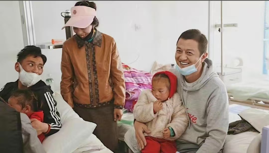 王菲十年匿名捐3268万！全部用于基金会房租工资，这才是真慈善