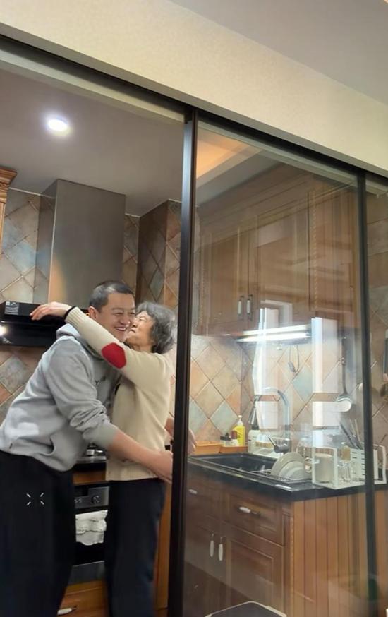 李亚鹏和妈妈过元宵节！北京小房好干净，要和金喜一起为夏夏庆生