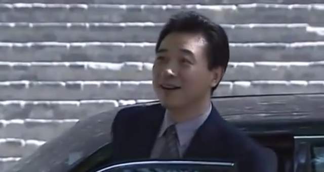 退圈十年，嫁大10岁著名演员生两子，今女神变这样，她后悔过吗？