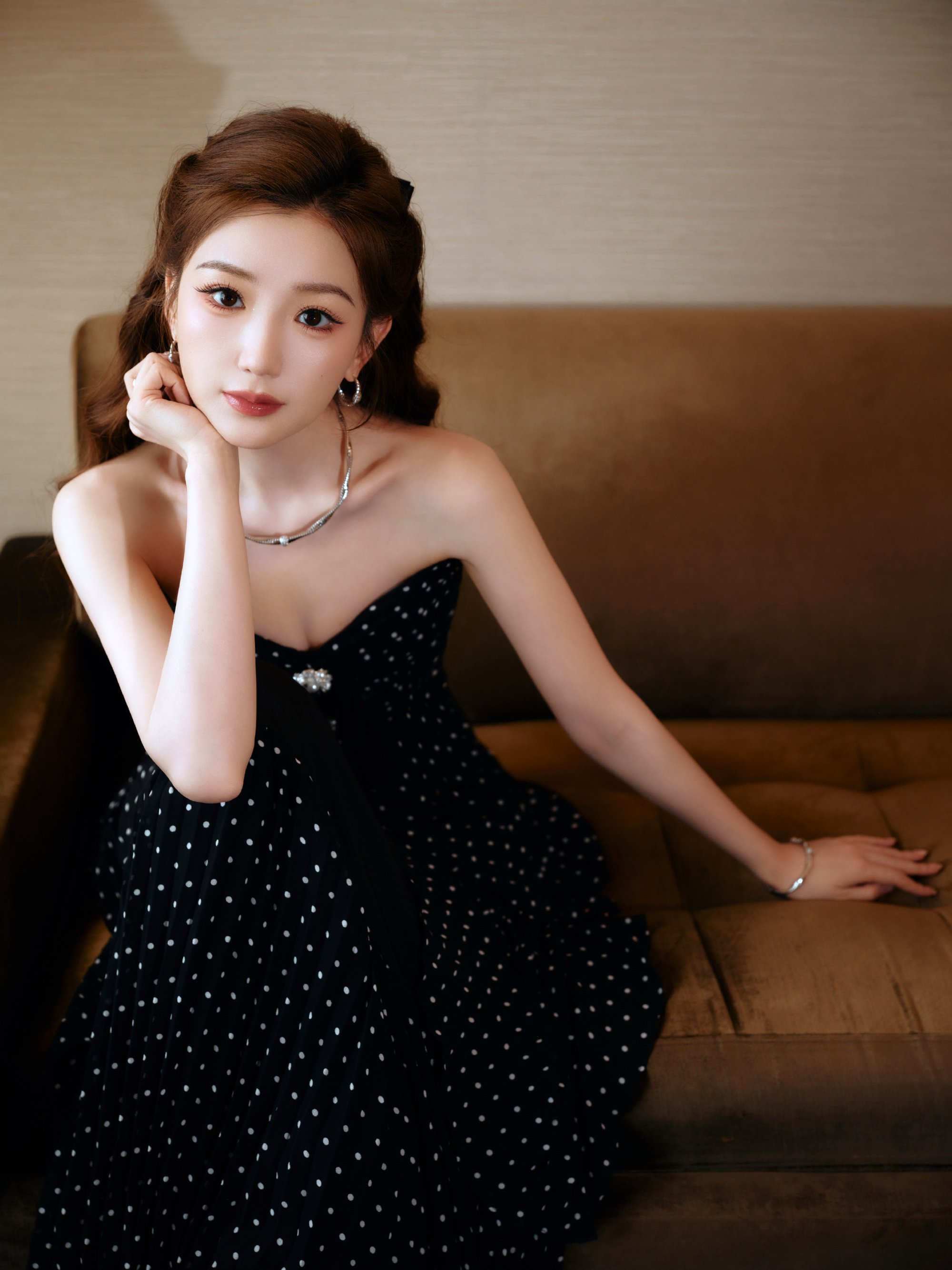 毛晓彤黑色波点抹胸连衣裙，限定版优雅迷人的猫猫公主