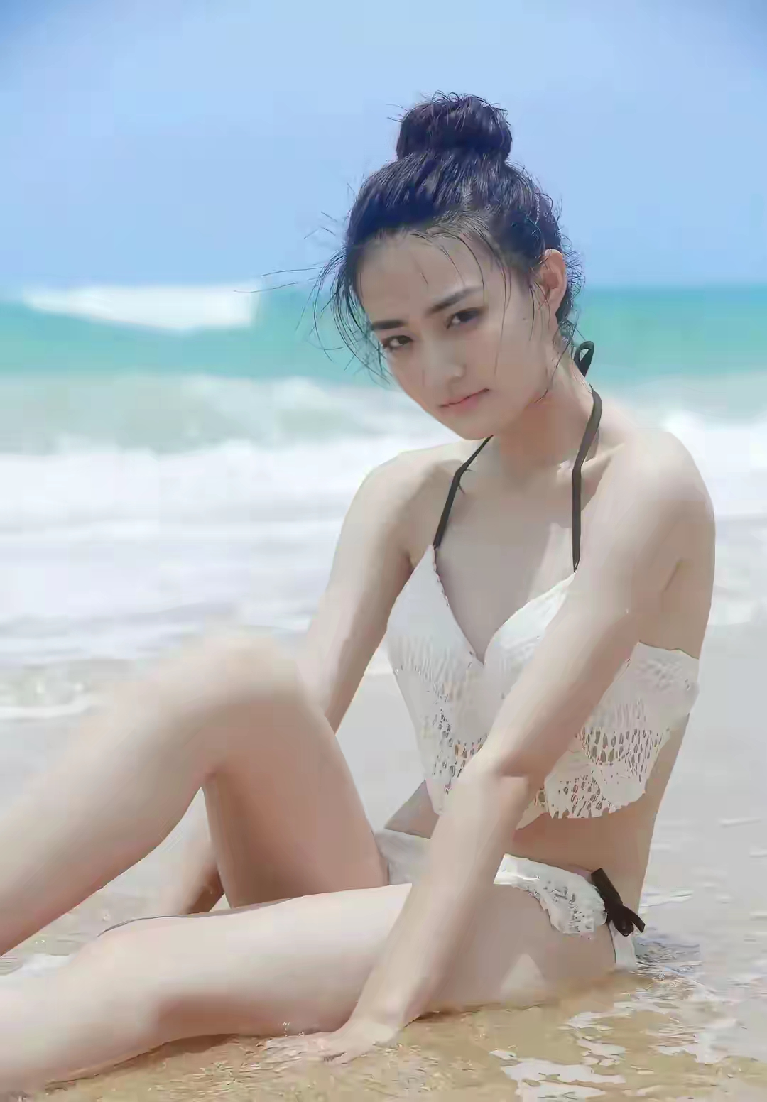 徐璐，海边游泳装。