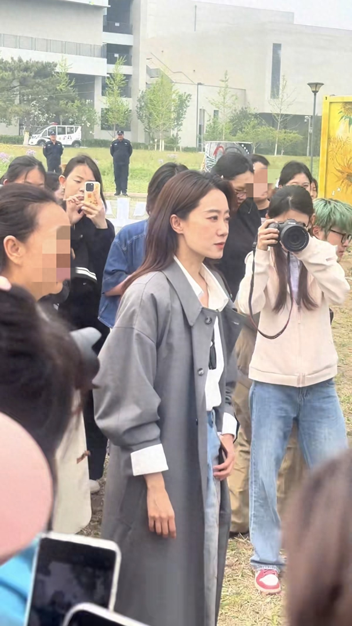 张小斐现身北电风筝放飞活动，本人温柔又亲和，没有一点明星架子