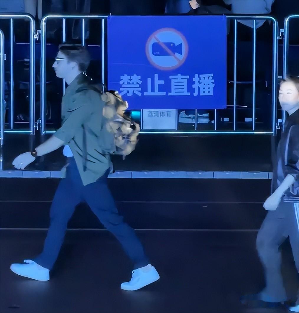 谢婷婷现身谢霆锋演唱会！外籍老公肤白腿长，女儿兴奋给舅舅应援