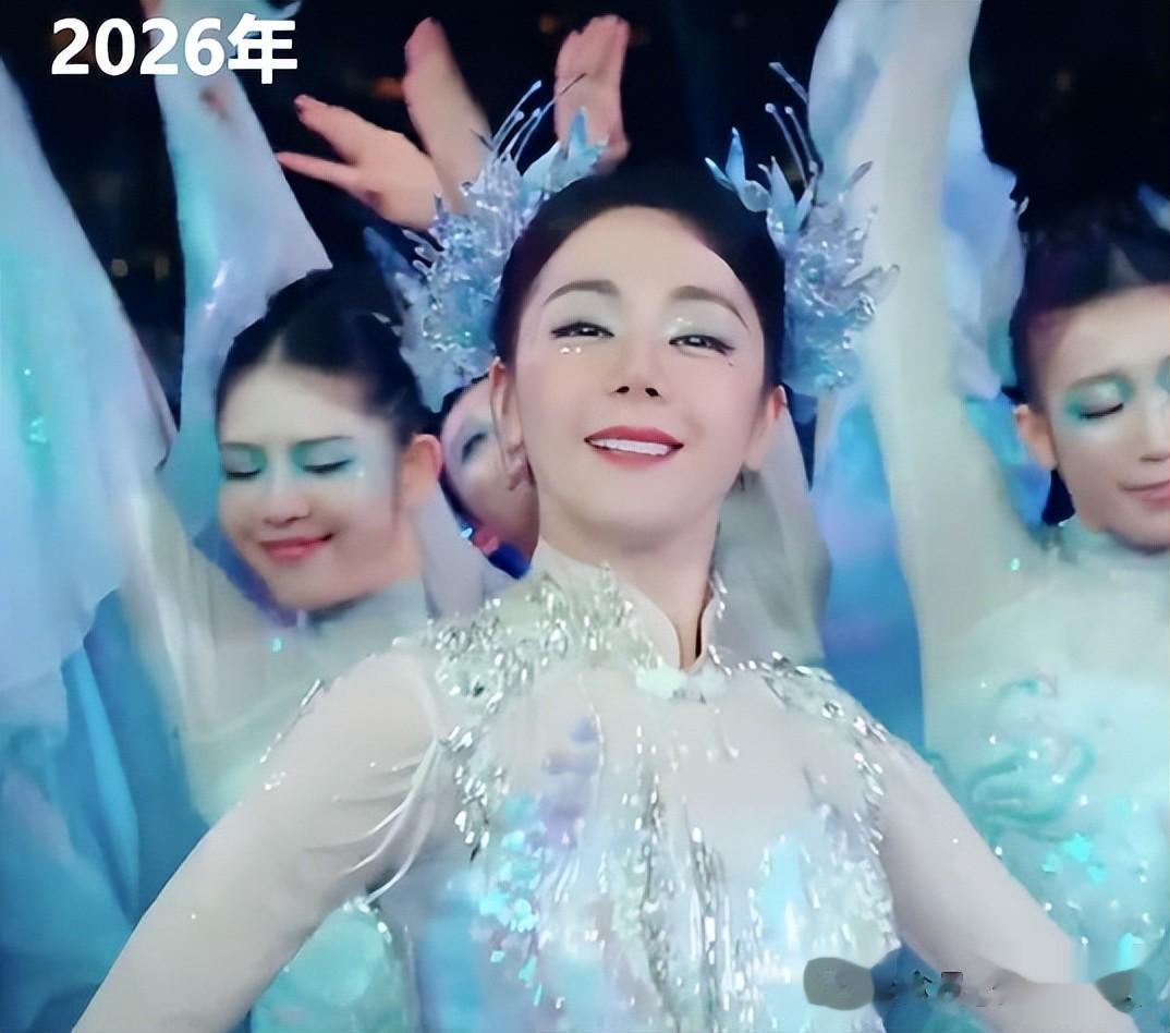 33岁热巴，这张脸似乎被困住了