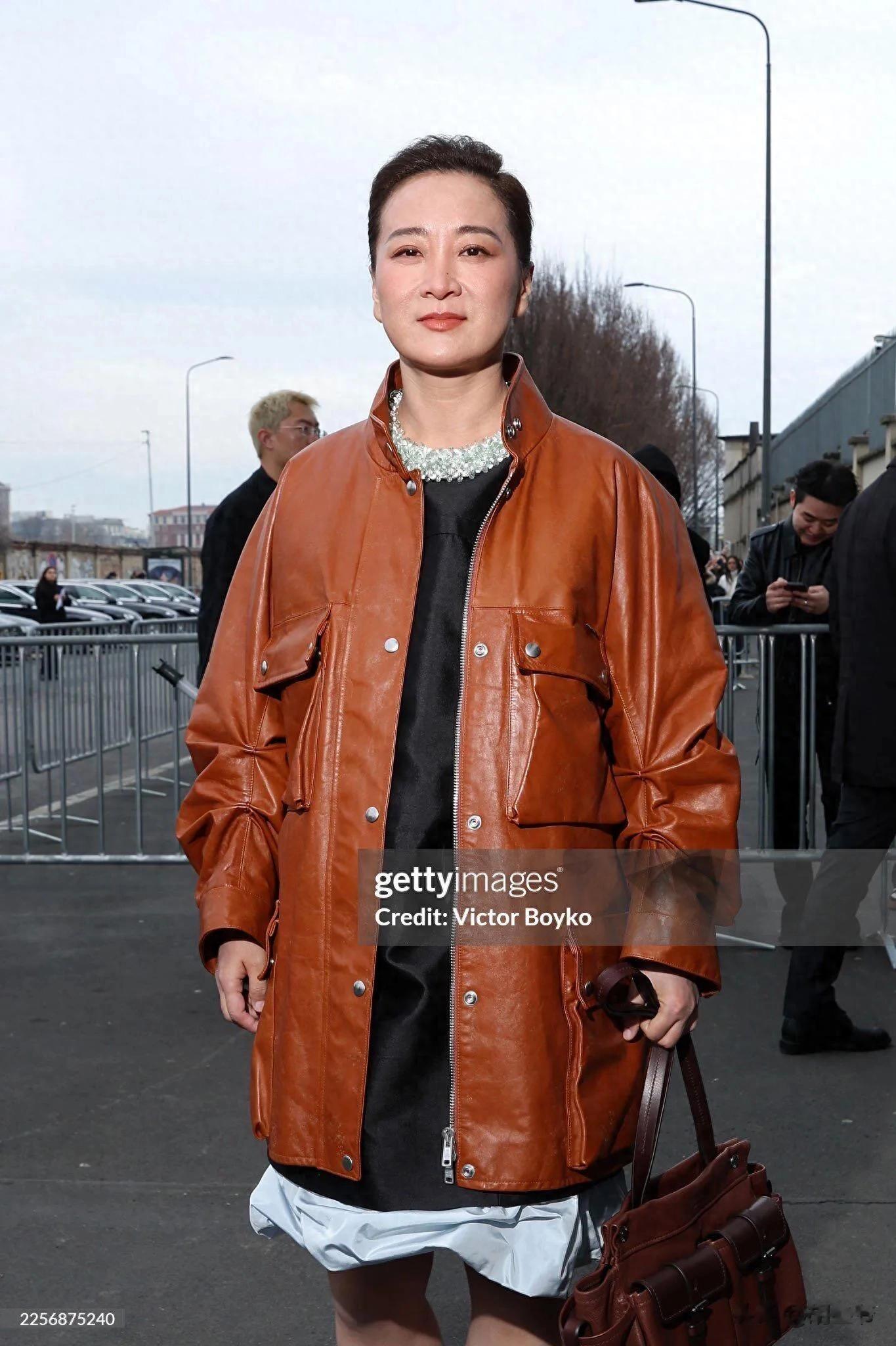 香港活动太真实！郑秀文脸肿，李现瘦成皮包骨，甘比拎51万包土气