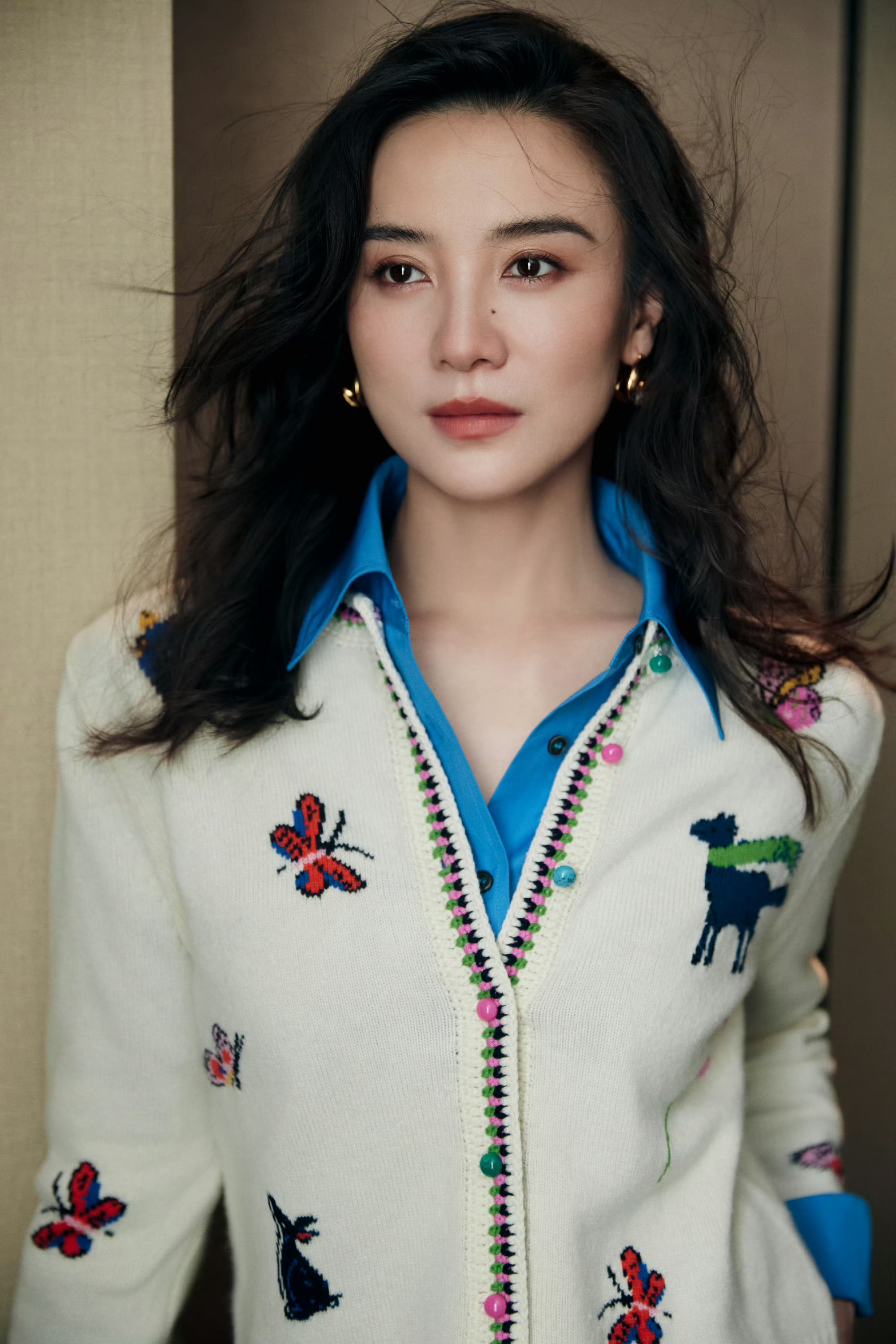 宋佳穿搭反差感：裙装冷艳疏离，裤装率性松弛