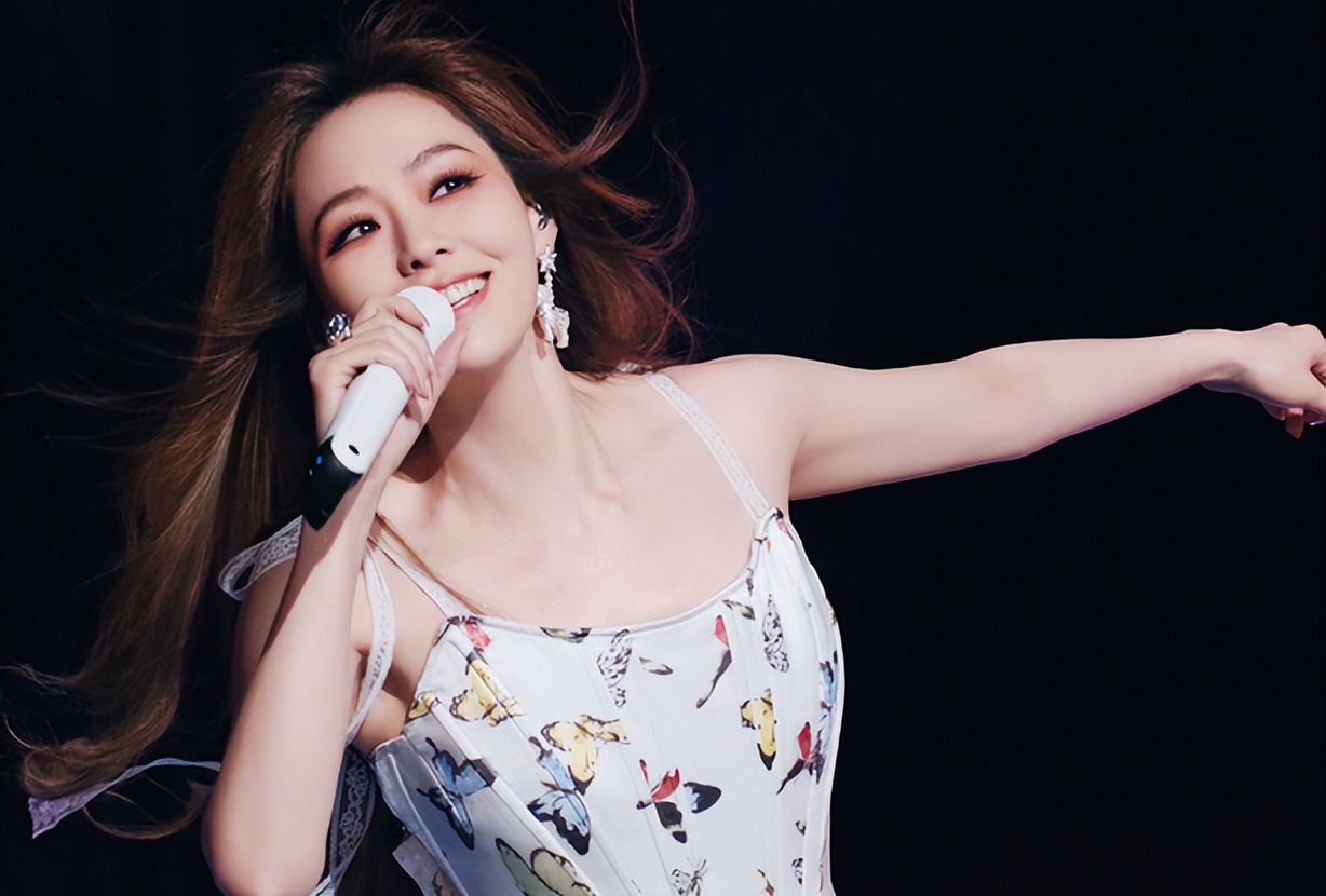 离婚7年，张靓颖再次让人刮目相看，独得6亿的冯轲后悔也晚了