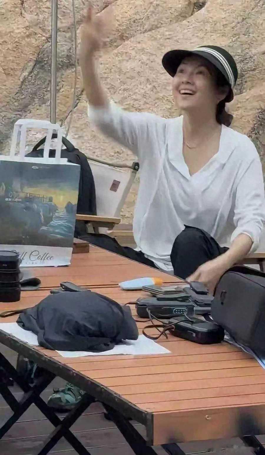 章子怡近照 素颜出镜和普通人差不多 ???打扮低调像普通宝妈 被赞接地气