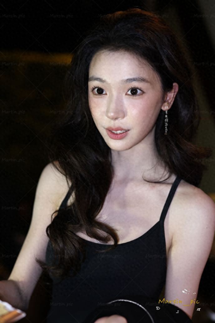 易梦玲今日份下班生图，完全无瑕的脸蛋真耐看