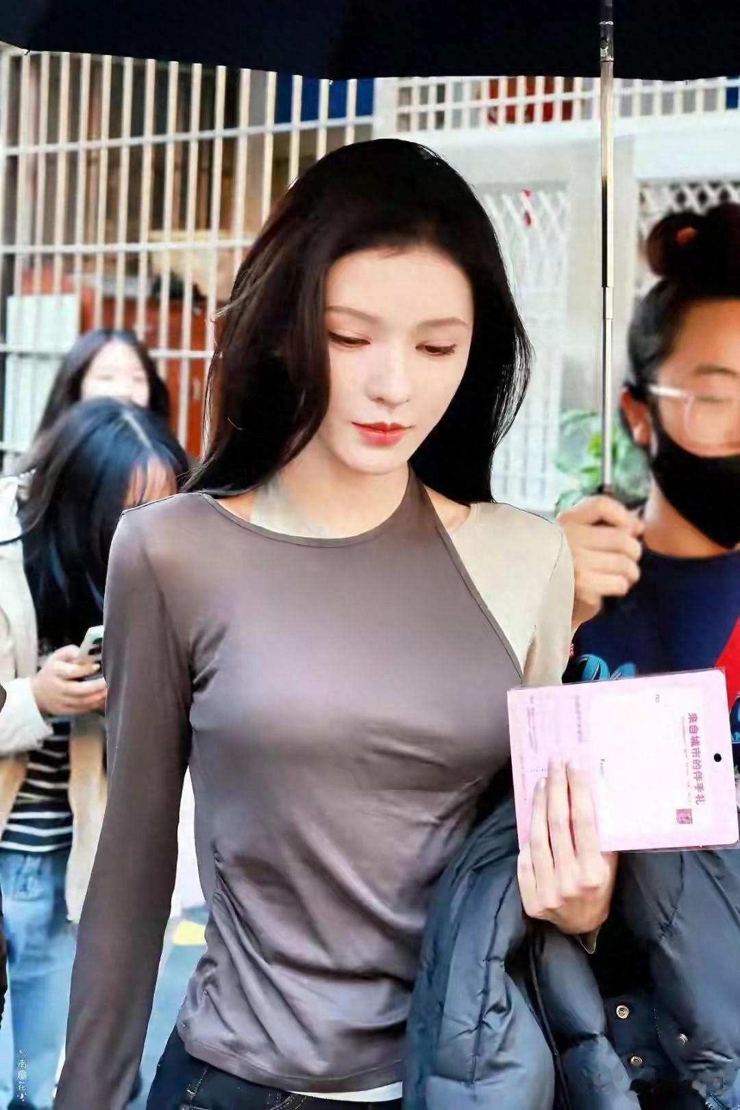 张予曦紧身薄丝衫，好诱人的曲线！不愧是思聪的最美前任！