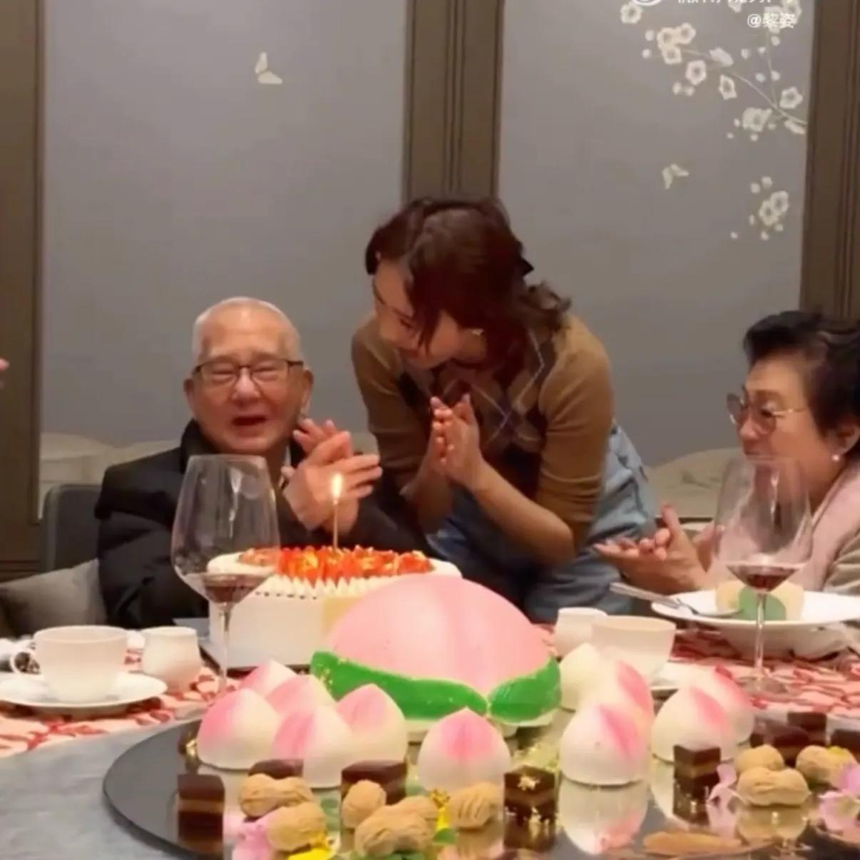 黎姿为爸爸庆祝88岁生日，和家人同框画面温馨，笑容满面很幸福