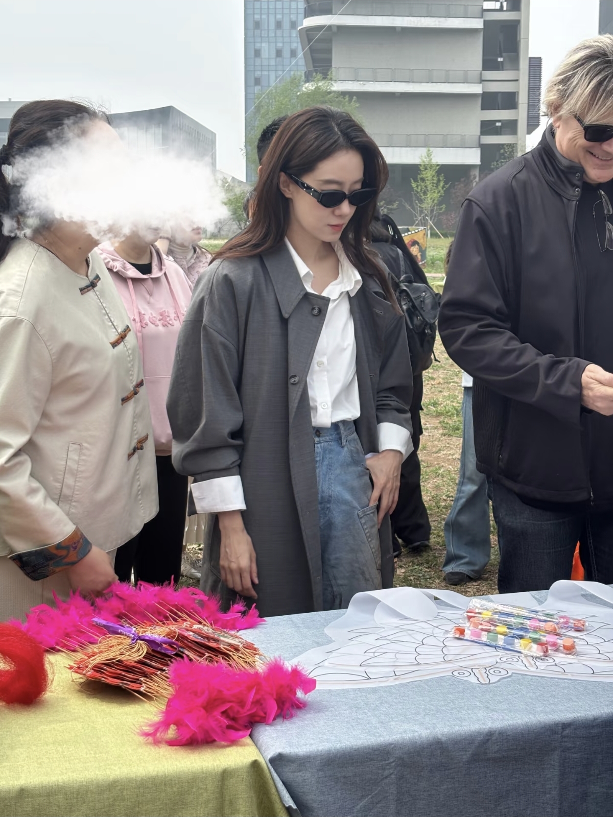 张小斐现身北电风筝放飞活动，本人温柔又亲和，没有一点明星架子