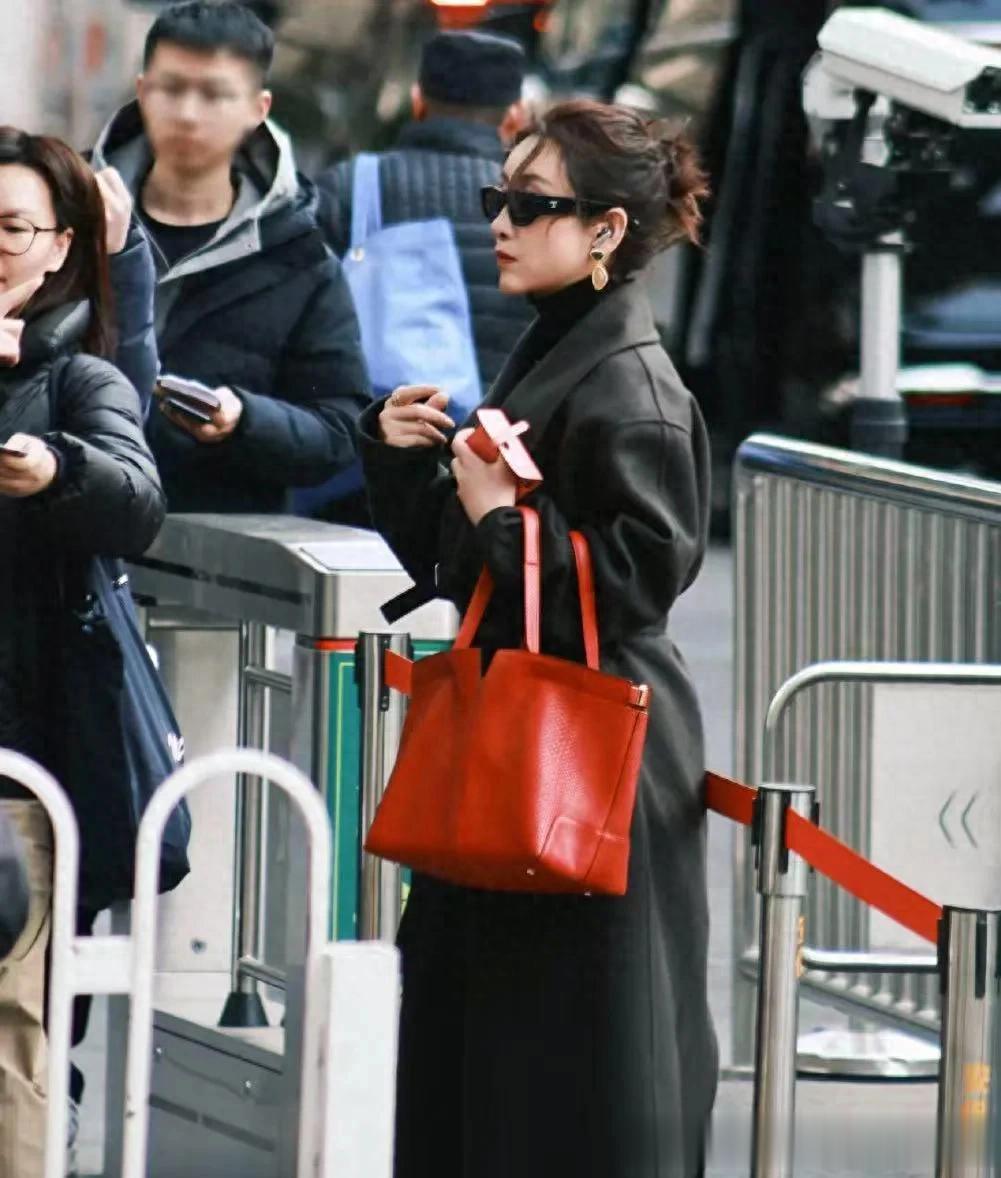 秦海璐的中年穿搭真高级！黑色大衣+高领衫+长筒靴，洋气又时髦！