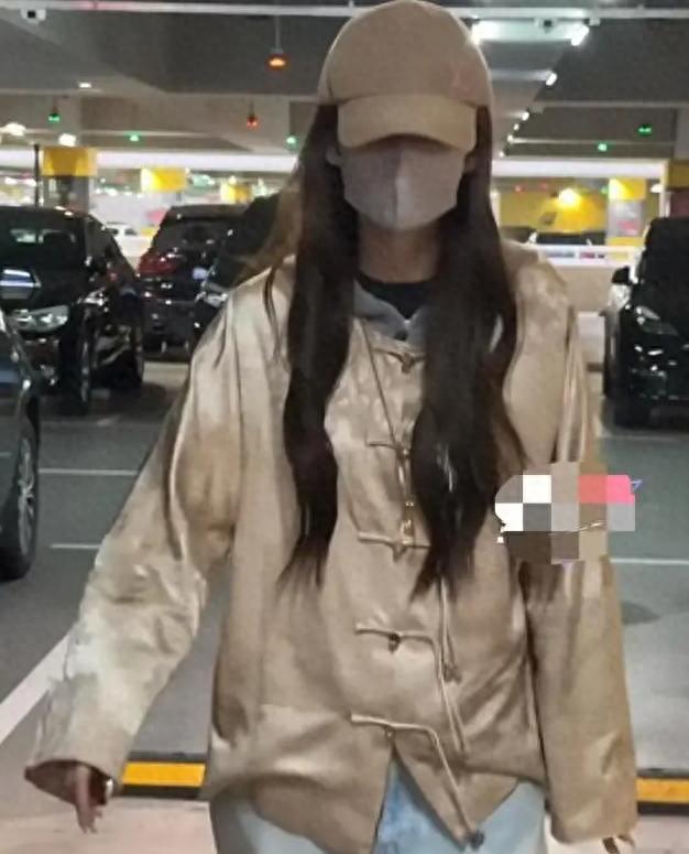 杨颖母子返回上海,穿金戴银,女王范十足!