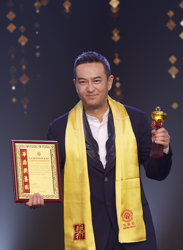55岁张嘉益身患强直性脊柱炎，无法平稳走路，发病时痛苦不已