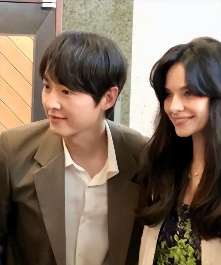 宋仲基夫妇看音乐会，英国妻子凯蒂素颜出镜，颜值气质不输宋慧乔